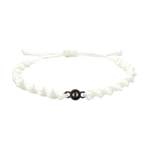 Bracelet tressé en nylon blanc avec fermoir coulissant noir et perle centrale marron.