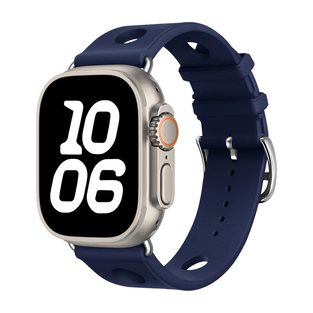 Bracelet Apple Watch bleu marine en silicone perforé, fermoir acier inoxydable, design respirant et sportif.