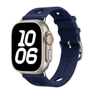 Bracelet Apple Watch bleu marine en silicone perforé, fermoir acier inoxydable, design respirant et sportif.
