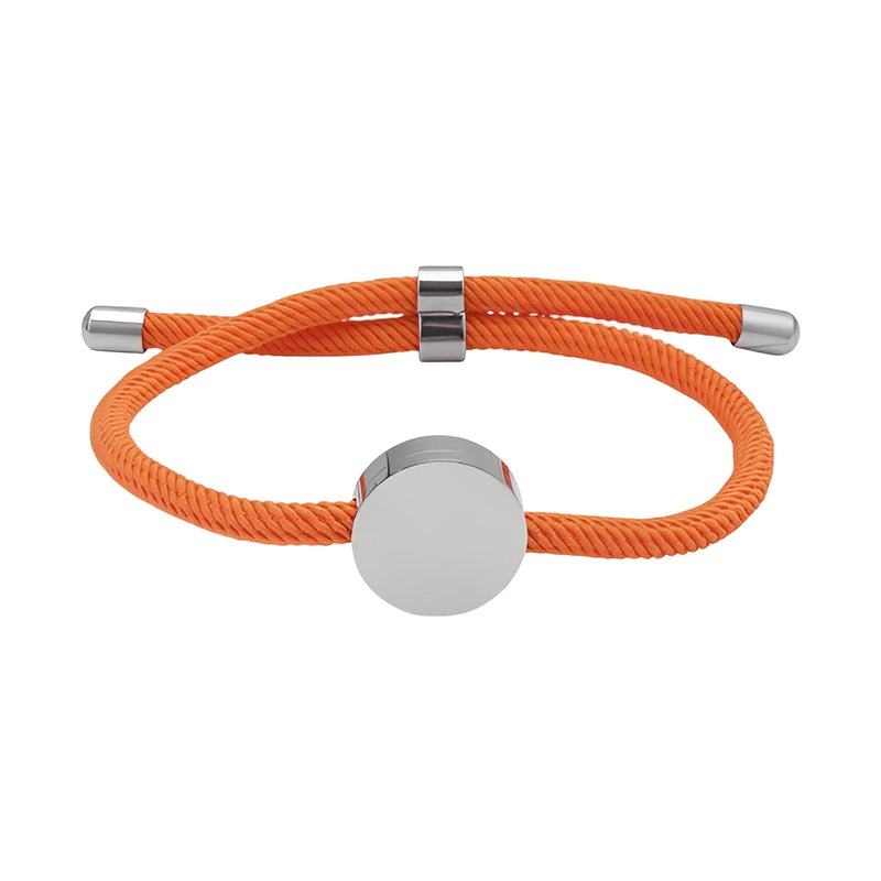Bracelet cordon orange avec médaillon rond en acier inoxydable poli, style minimaliste et moderne.