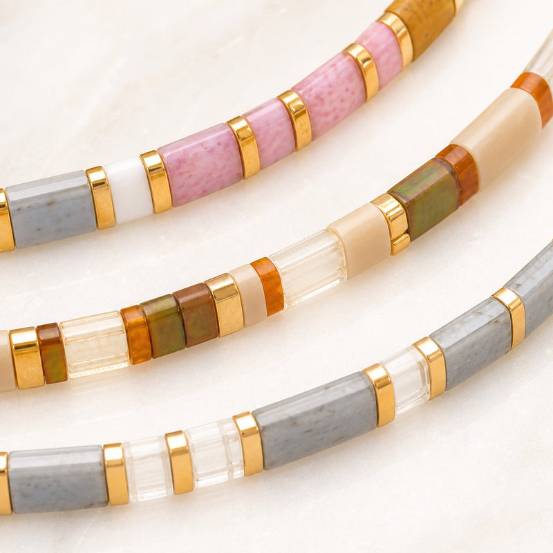 Trio de bracelets élastiques en perles Tila, nuances minérales et détails dorés, modèle Itaya
