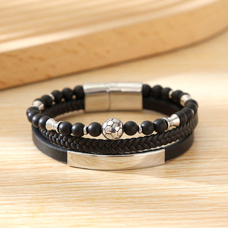 Bracelet masculin noir en cuir tressé et perles avec ballon de football argenté et fermoir magnétique acier.