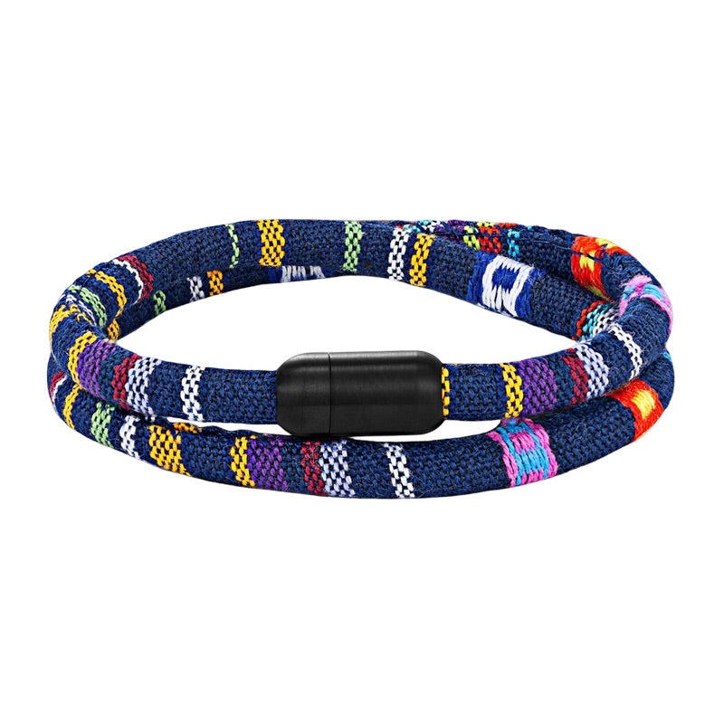 Bracelet cordon double bleu marine à motifs bohème multicolores avec fermoir noir mat.