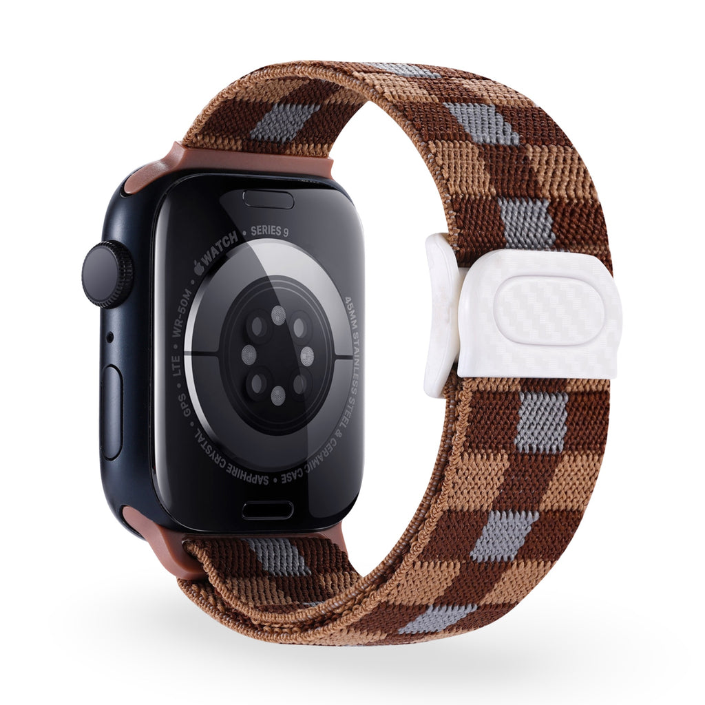 Bracelet Apple Watch en nylon à carreaux marron et noir, boucle blanche, style mixte.