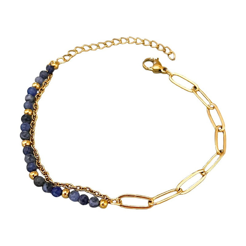 Bracelet double rang doré avec perles naturelles bleu foncé et fermoir mousqueton élégant.