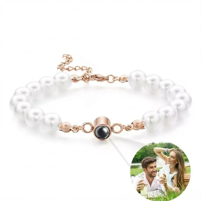 Bracelet perlé blanc avec chaîne ajustable en acier doré et projection photo intégrée au centre noir.