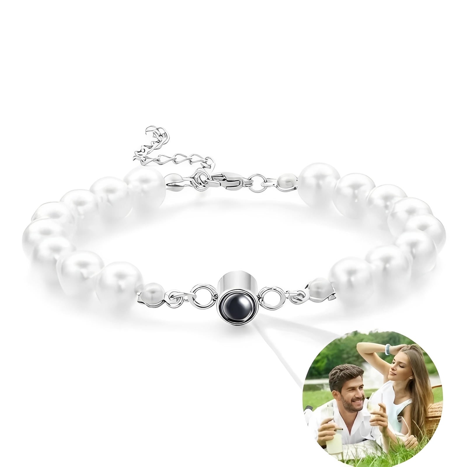 Bracelet perlé blanc avec chaîne en acier argenté et pendentif photo central noir pour projection personnalisée.