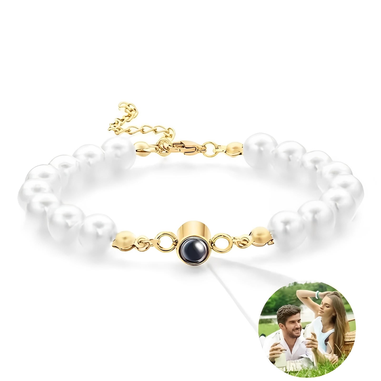Bracelet perlé blanc avec chaîne dorée et médaillon central en acier noir personnalisable avec photo.