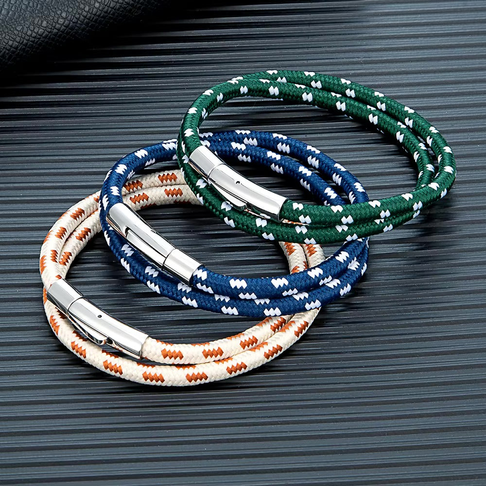 Bracelet cordon nautique tressé double, noir avec motifs blancs et boucle magnétique en acier inoxydable.
