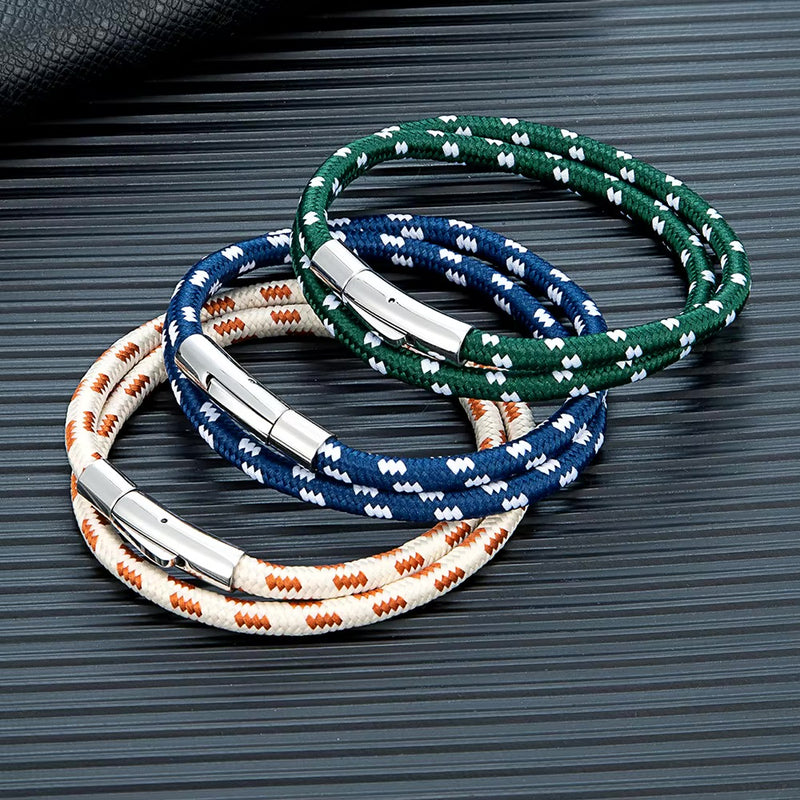 Bracelet cordon nautique tressé double, noir avec motifs blancs et boucle magnétique en acier inoxydable.