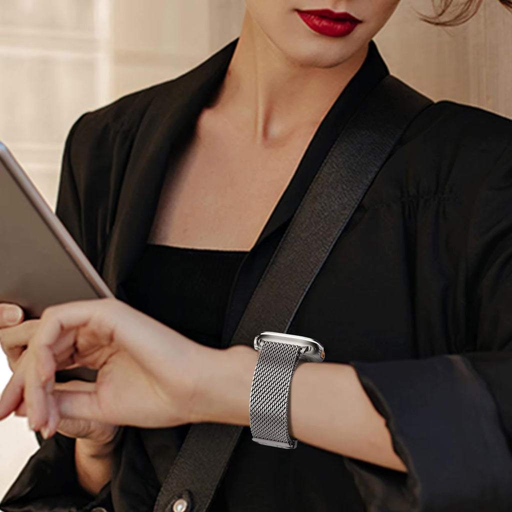 Bracelet Apple Watch maille milanaise en acier inoxydable argenté avec fermoir parachute sécurisé élégant.