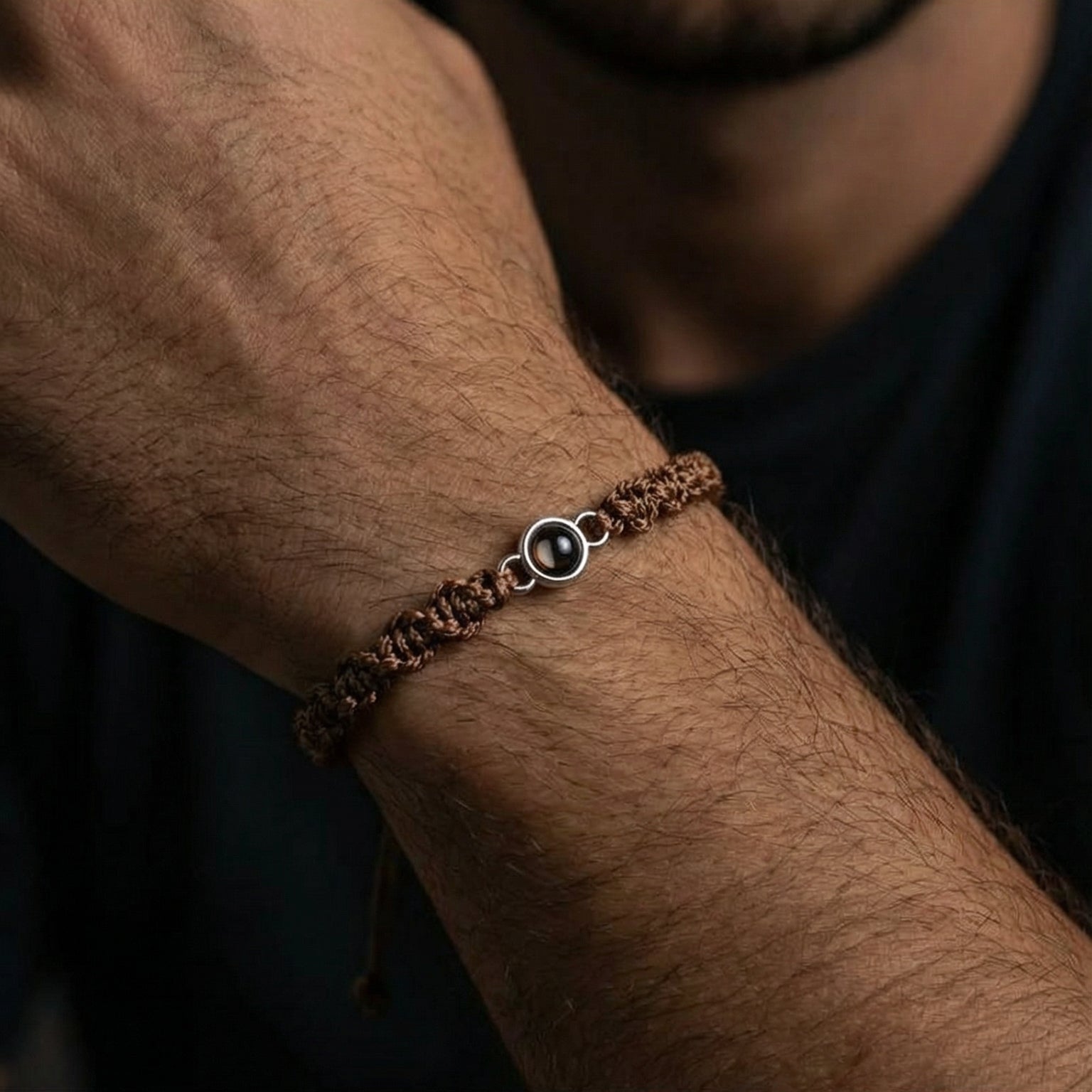 Bracelet tressé en nylon marron avec badge photo circulaire et fermoir coulissant noir.