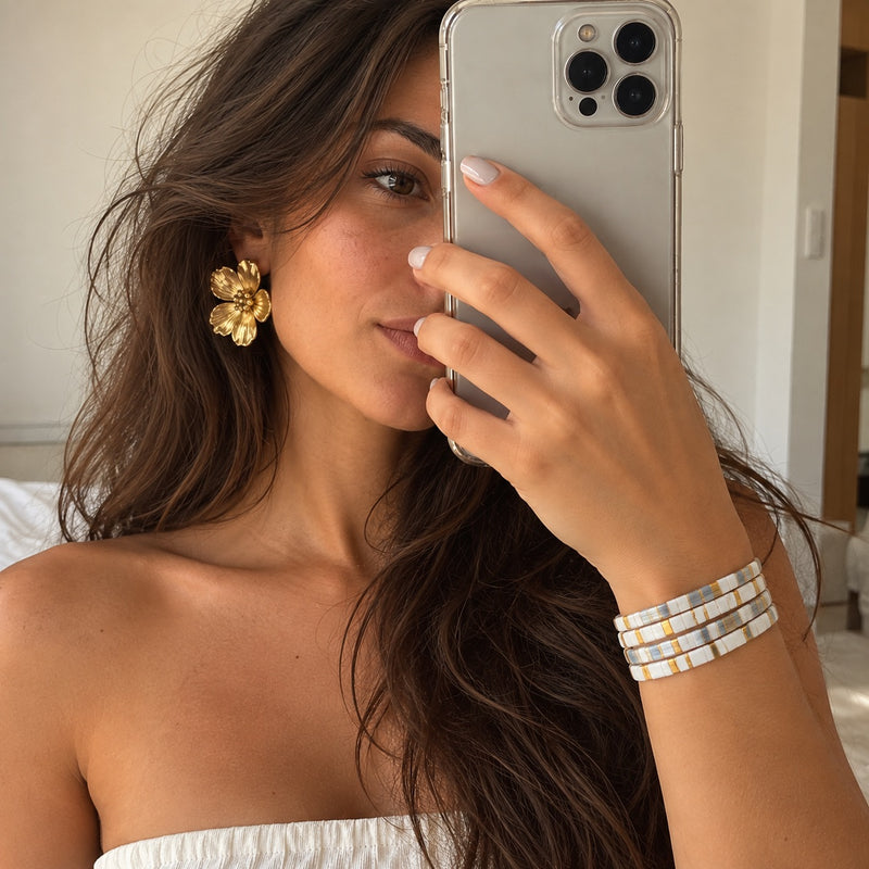 Ensemble de quatre bracelets élastiques en perles du Japon Tila, blanc lumineux, reflets irisés et détails dorés, modèle Atzuki