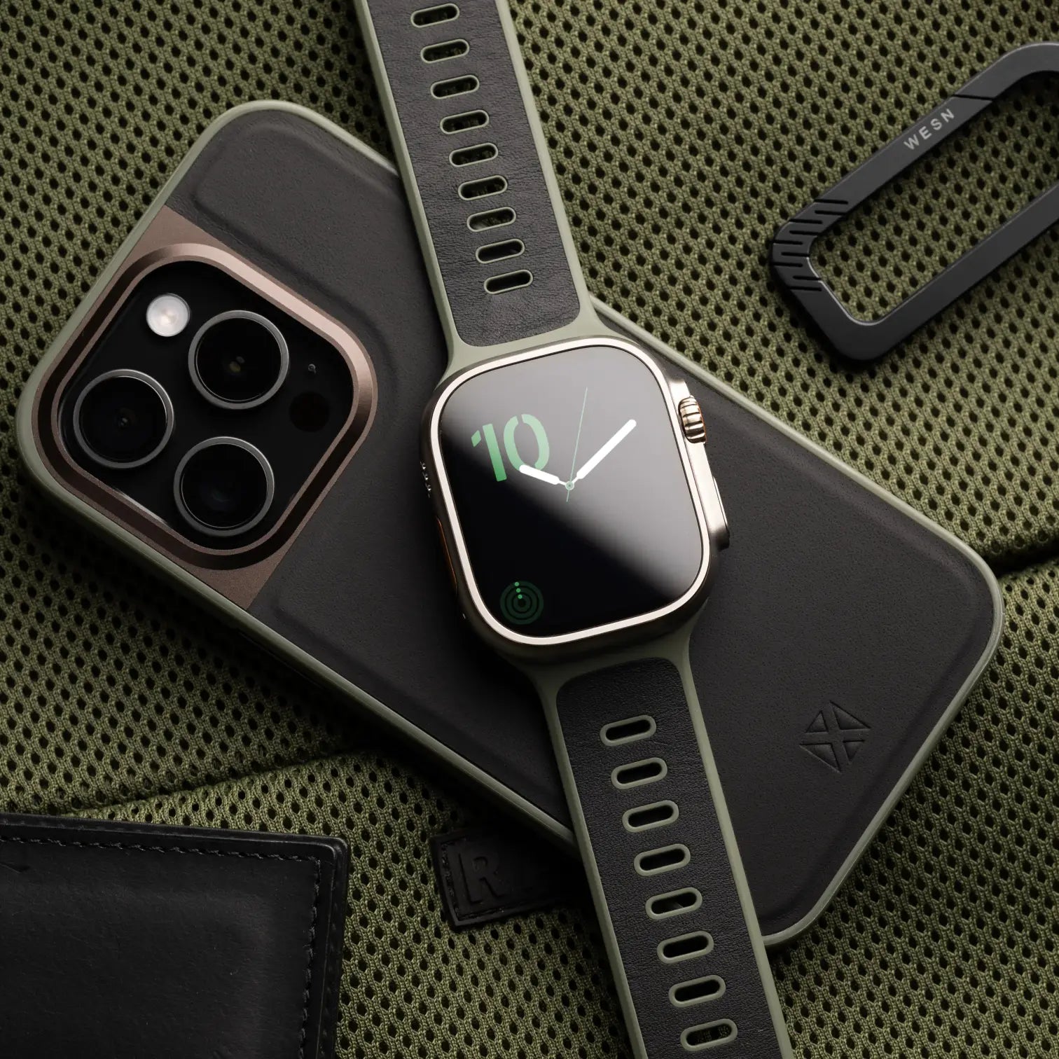Bracelet Apple Watch hybride en cuir noir et fluoroélastomère gris foncé avec boucle ajustable en métal argenté.