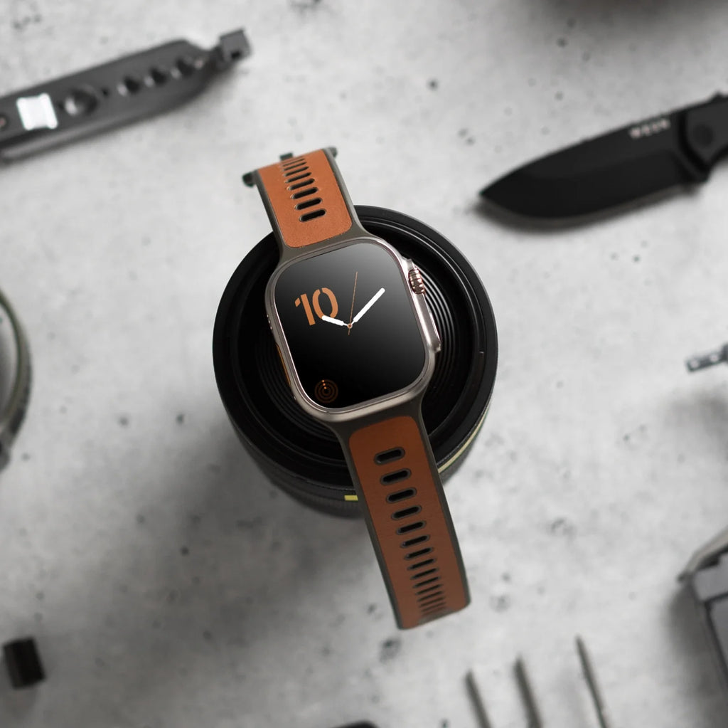 Bracelet Apple Watch sport marron en mélange cuir et fluoroélastomère avec boucle ajustable noire.