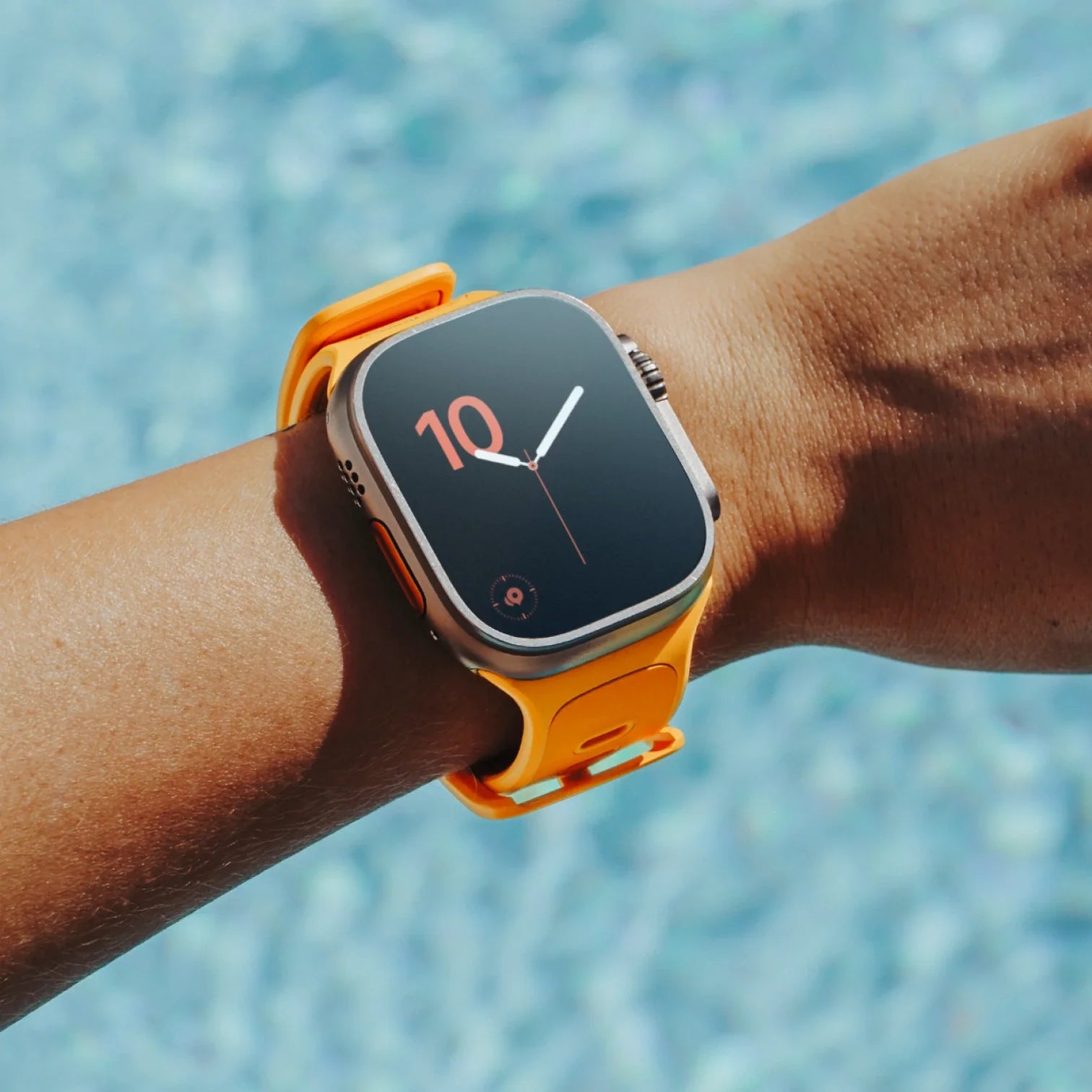 Bracelet Apple Watch orange en mélange cuir et fluoroélastomère avec boucle ajustable, style sport et moderne.