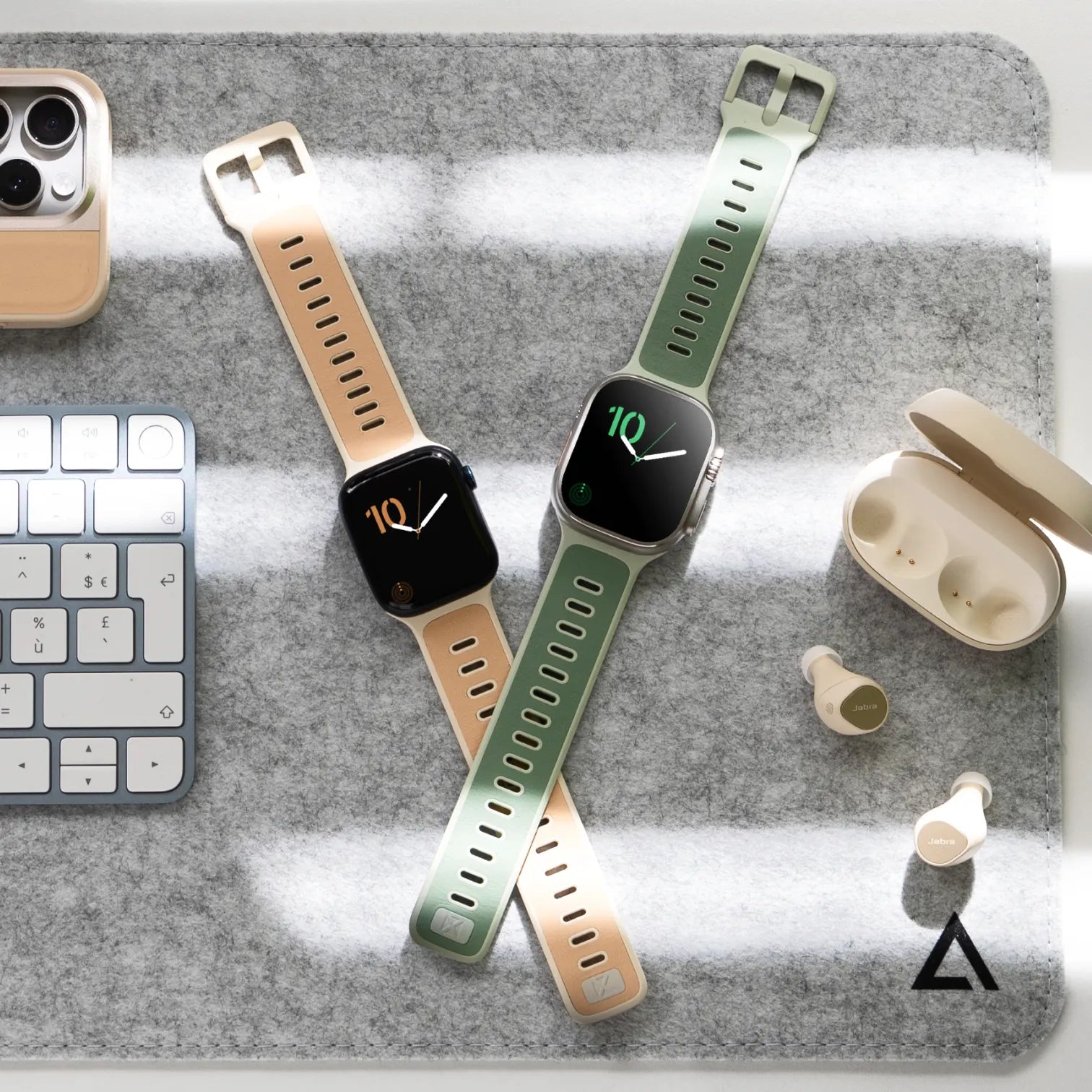 Bracelets Apple Watch hybrides en cuir beige et fluoroélastomère vert, boucles ajustables, design élégant et sportif.