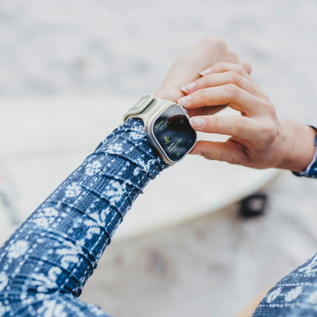 Bracelet Apple Watch vert olive en mélange cuir et fluoroélastomère, boucle ajustable design Valentino.