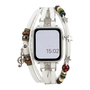 Bracelet Apple Watch blanc en simili vegan tressé, perles colorées et pendentif clé de sol argenté, fermoir acier, style.