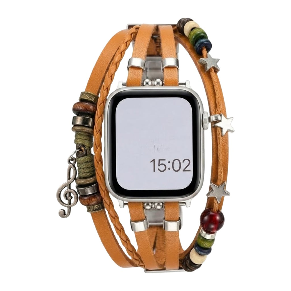 Bracelet Apple Watch en simili cuir vegan camel tressé, perles multicolores, pendentif clé de sol et fermoir acier boho chic.
