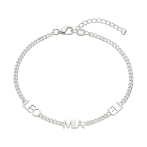 Bracelet en acier inoxydable argenté avec maille cubaine fine et trois prénoms découpés, fermoir cœur ajustable.