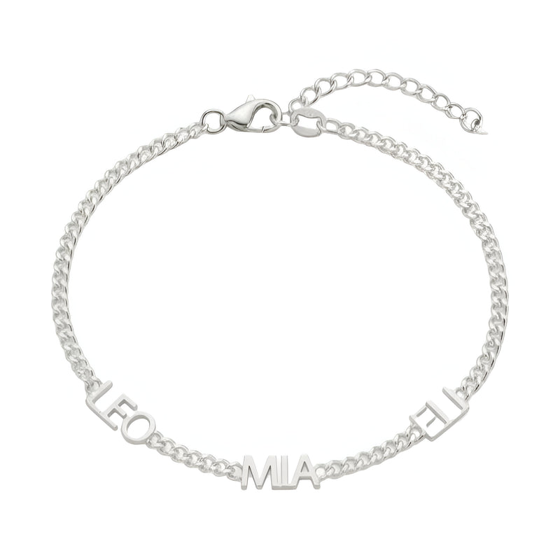 Bracelet en acier inoxydable argenté avec maille cubaine fine et trois prénoms découpés, fermoir cœur ajustable.