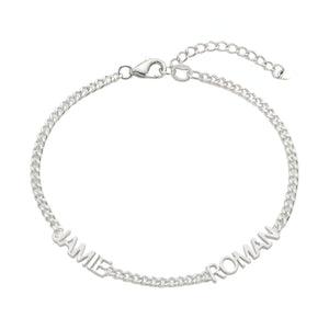 Bracelet fin en acier inoxydable argenté avec maillons cubains et deux prénoms découpés "JAMIE" et "ROMAIN".