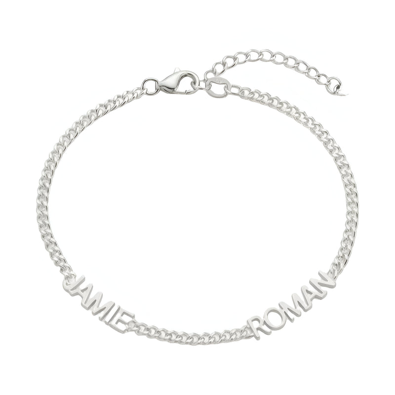 Bracelet fin en acier inoxydable argenté avec maillons cubains et deux prénoms découpés "JAMIE" et "ROMAIN".