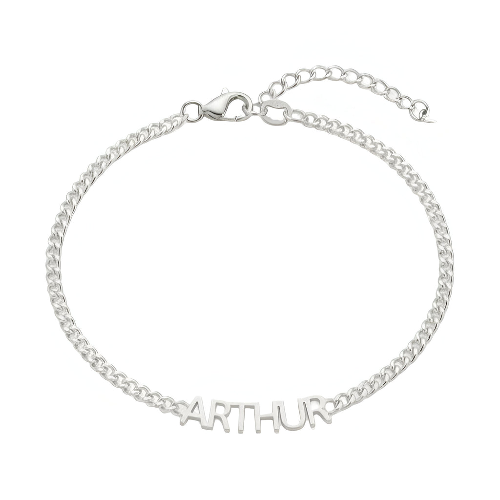 Bracelet fin en acier inoxydable argenté avec prénom "ARTHUR" en lettres découpées, chaîne maille cubaine et fermoir.