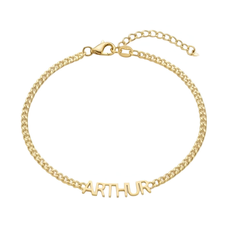 Bracelet fin en acier inoxydable doré avec prénom découpé "ARTHUR" et chaîne maille cubaine.