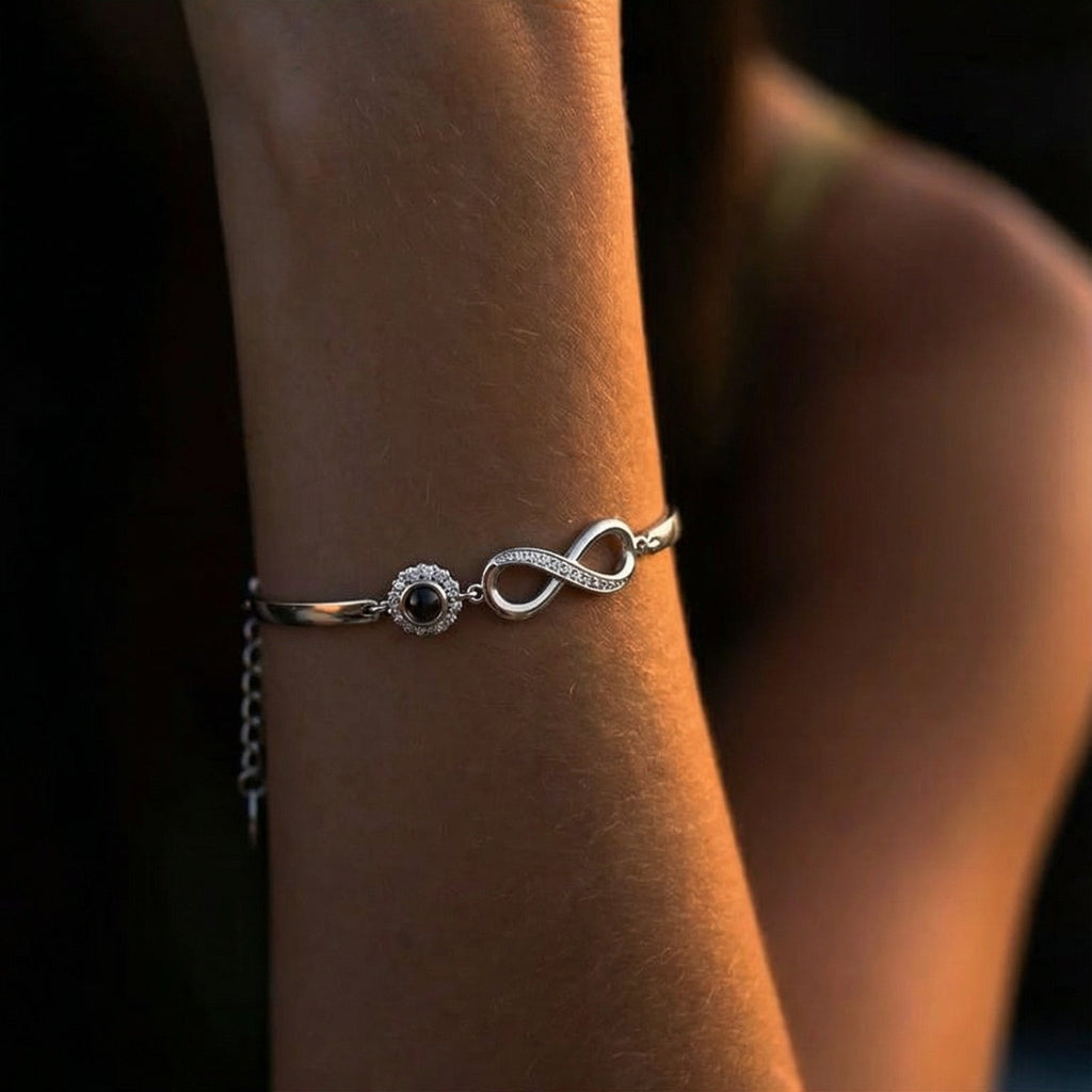 Bracelet en argent 925 avec symbole infini et cercle orné d’une pierre noire, design délicat et élégant.