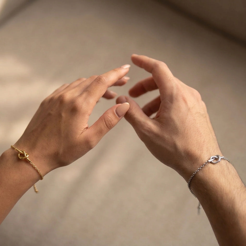 Bracelet couple en acier inoxydable, nœud cœur symbolique, chaîne fine ajustable, modèle Knot