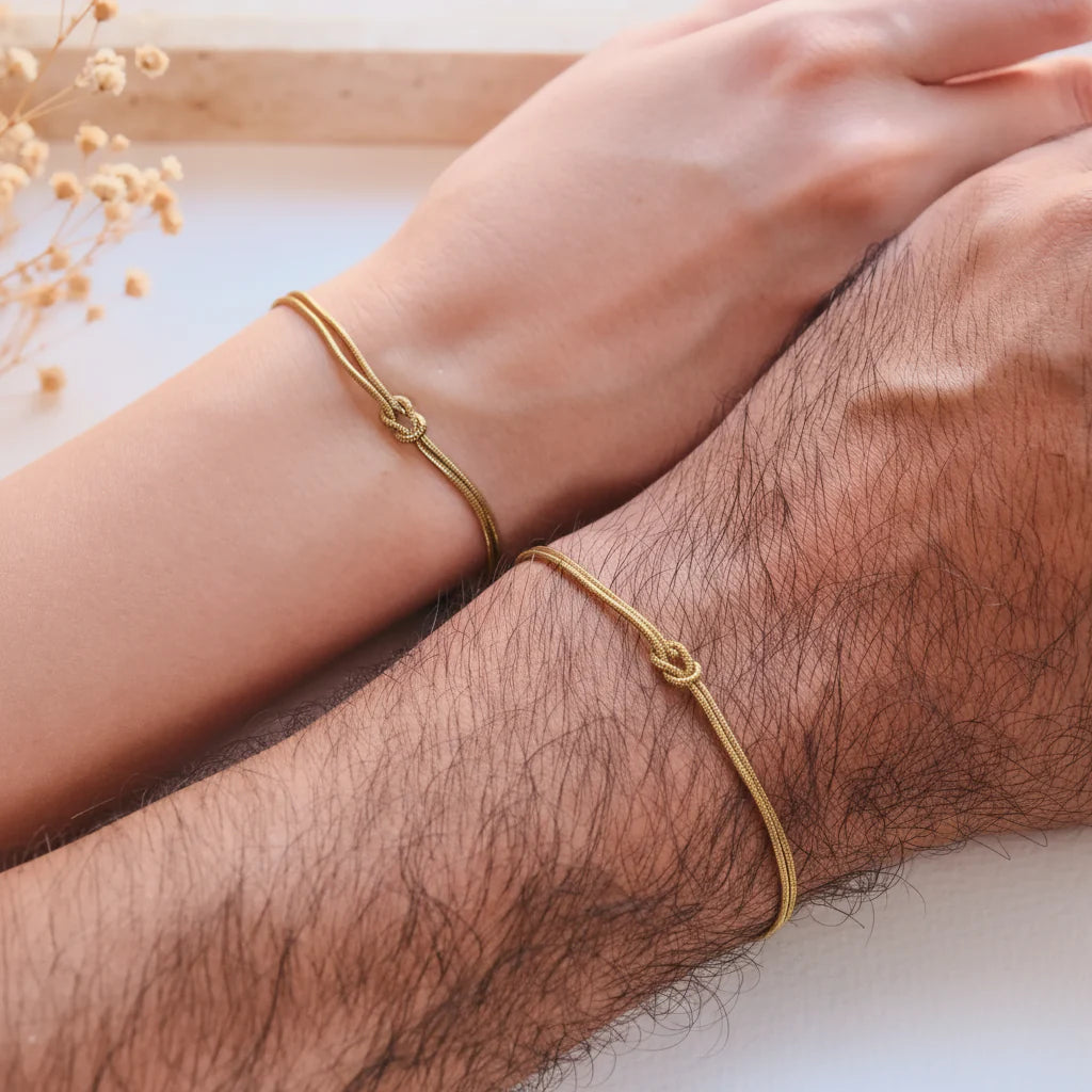 Bracelets en acier inoxydable doré à nœud central fin et réglable, modèle couple Sarai.