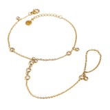 Bijou de main doré en acier inoxydable avec zircon rond, design chaîne délicate reliant bracelet et bague.