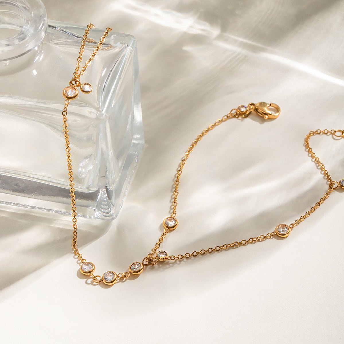 Bracelet de main doré en acier inoxydable, chaîne fine avec petits zircons brillants, modèle élégant Viza.