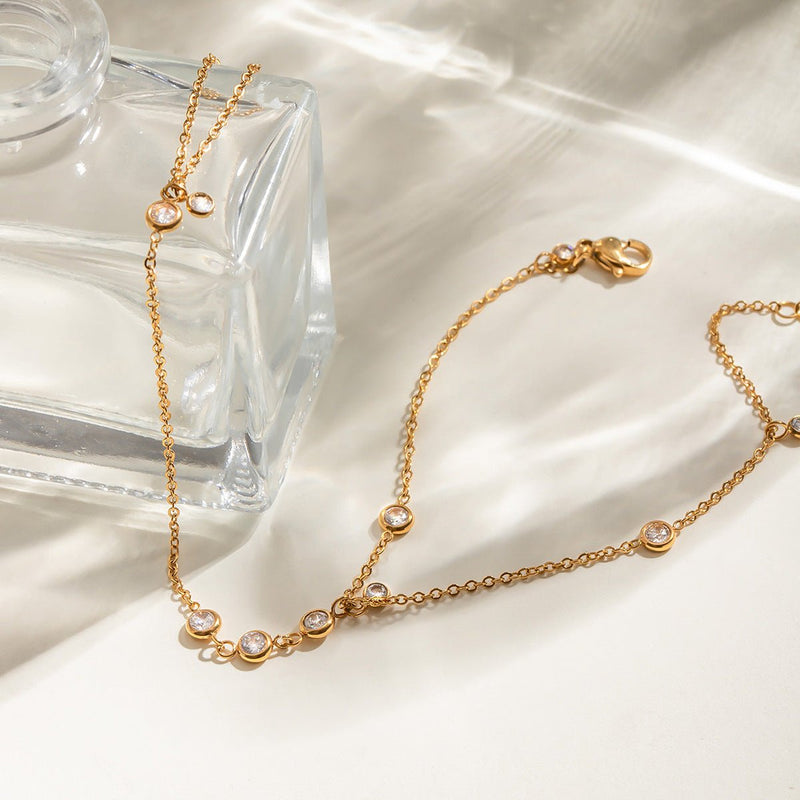 Bracelet de main doré en acier inoxydable, chaîne fine avec petits zircons brillants, modèle élégant Viza.