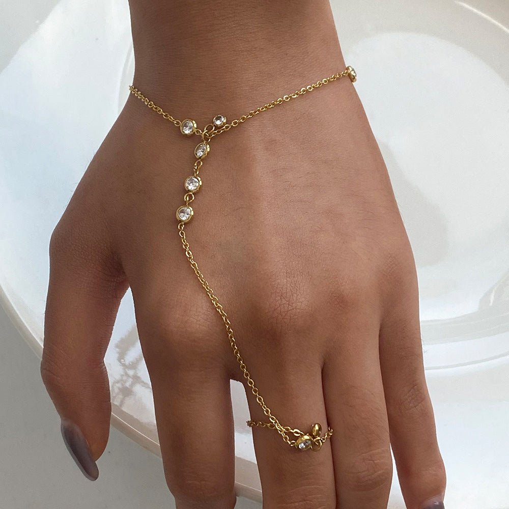 Bijou de main doré en acier inoxydable avec chaîne fine, ornée de zircons scintillants, modèle Viza.
