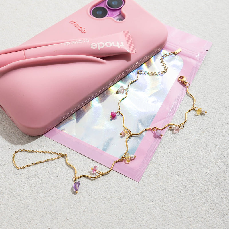 Bijou de main doré en acier inoxydable avec pierres naturelles colorées, chaîne fine et design délicat, modèle Trumie.