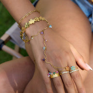 Bijou de main doré en acier avec pierres naturelles colorées, design chic chaîne délicate et bagues assorties.