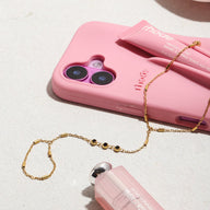 Bijou de main doré en acier inoxydable avec chaîne fine et trois petits zircons noirs, style bohème élégant.