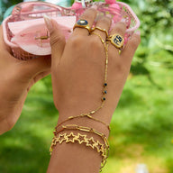 Bijou de main doré en acier inoxydable avec chaîne fine et zircons noirs, bracelets étoiles bohèmes assortis.