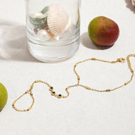 Chaîne fine dorée en acier inoxydable avec zircon noir, bijou de main style bohème Sinela.