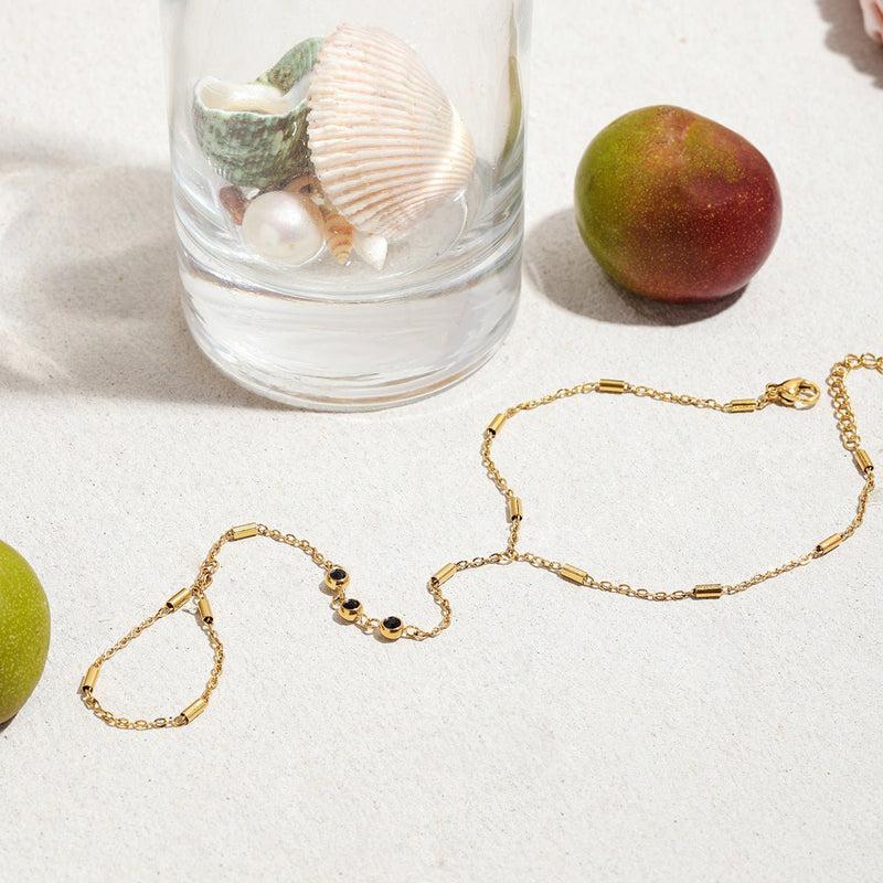 Chaîne fine dorée en acier inoxydable avec zircon noir, bijou de main style bohème Sinela.