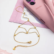 Bijou de main doré en acier inoxydable avec chaînes fines et pierres scintillantes, design élégant chauve-souris.