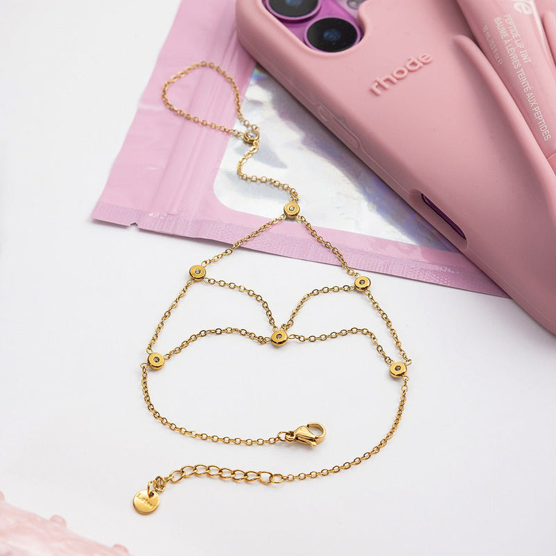 Bijou de main doré en acier inoxydable avec chaînes fines et pierres scintillantes, design élégant chauve-souris.