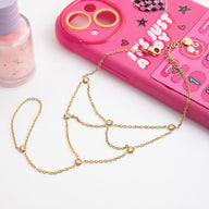 Bijou de main doré en acier inoxydable avec chaîne fine et petites pierres scintillantes élégantes.