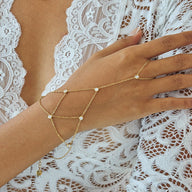 Bijou de main doré en acier inoxydable avec chaîne fine et pierres scintillantes, style élégant pour soirée.