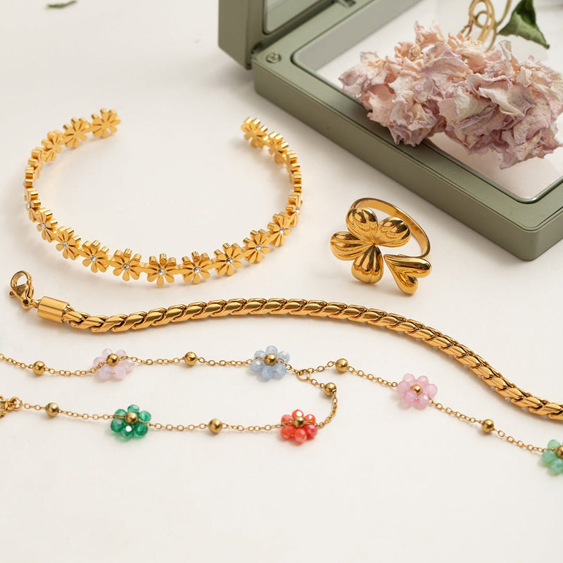 Bracelet de main en acier inoxydable doré avec fleurs multicolores en émail, chaîne fine et élégante modèle Lista.