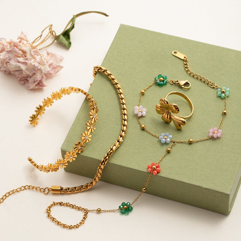 Bijou de main en acier inoxydable doré avec chaînes fines et fleurs multicolores, style romantique.