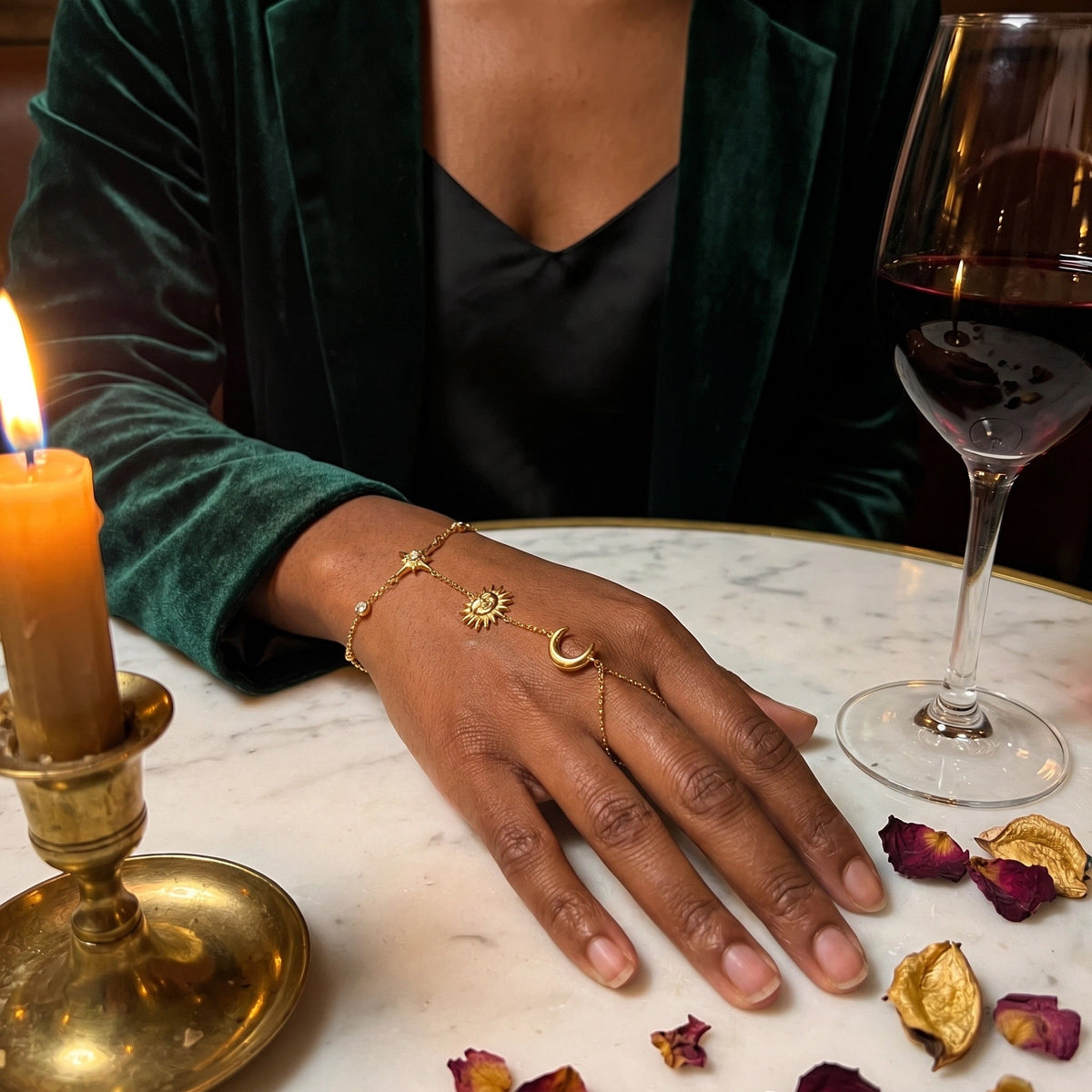 Bijou de main femme acier inoxydable, bracelet bague chaîne dorée, motif soleil lune étoile, accessoire élégant ajustable, modèle Sonnie